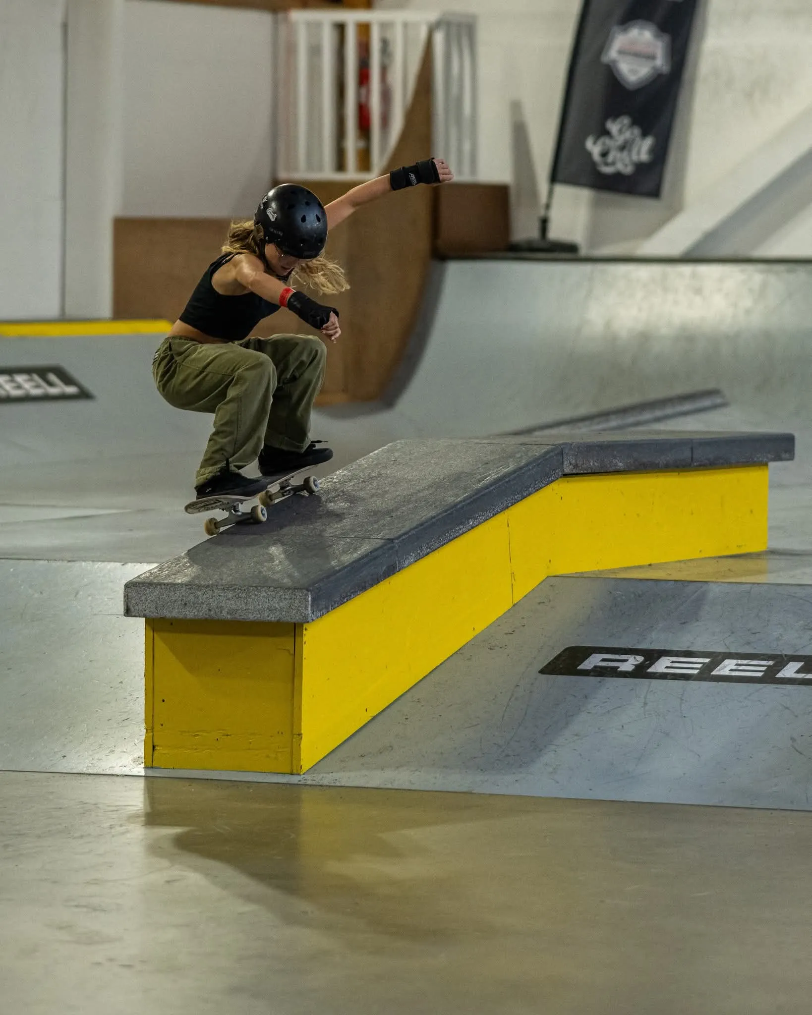 Un adolescent en pleine figure sur le skatepark
