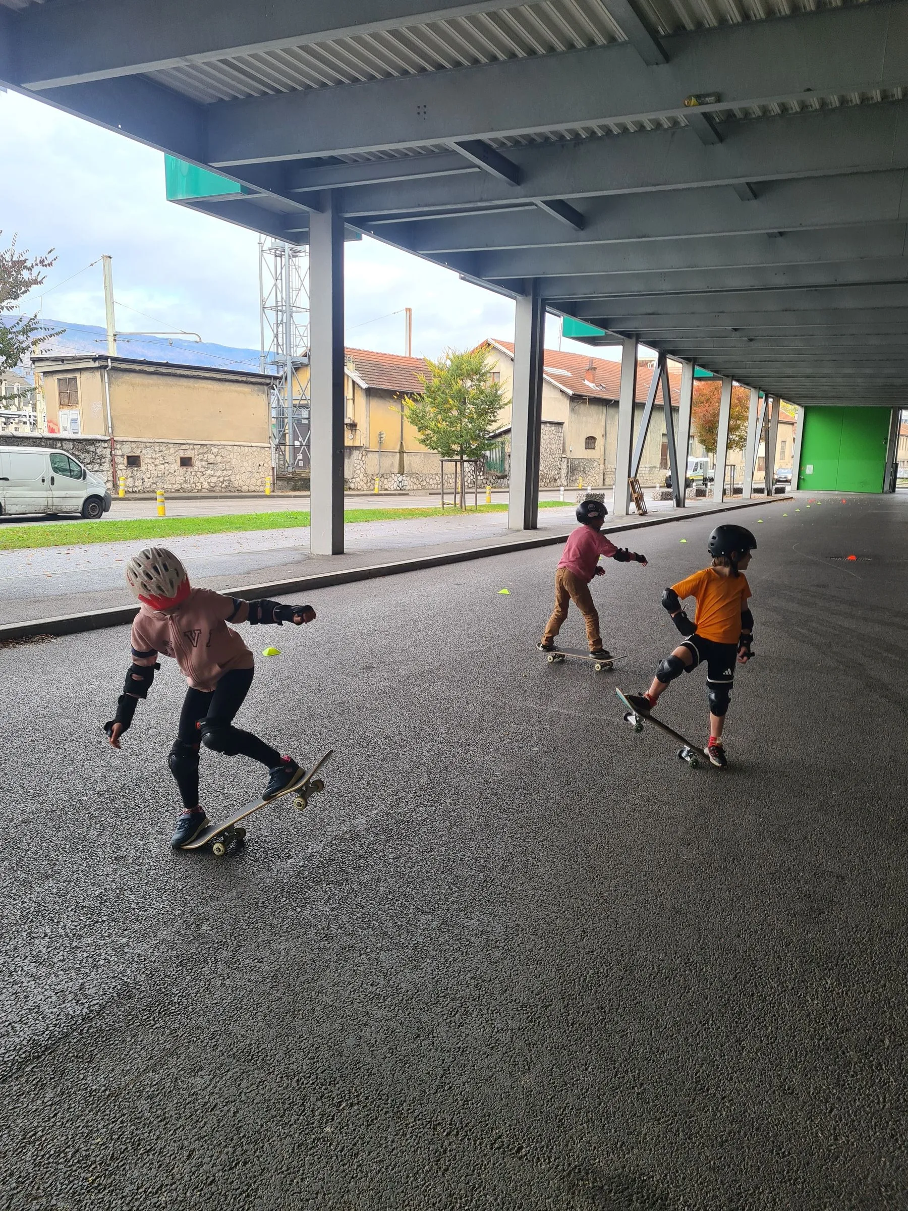 Trois jeunes riders enchaînent pendant un atelier sous la halle