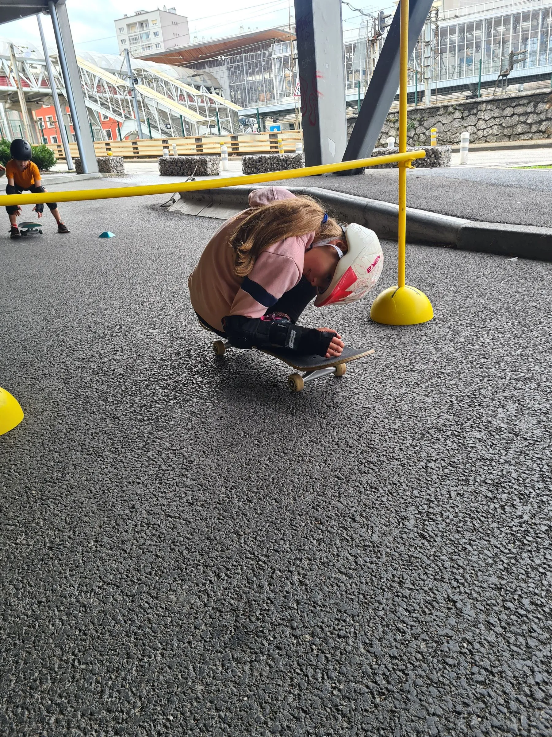 Une jeune rideuse concentrée, accroupie sur sa planche